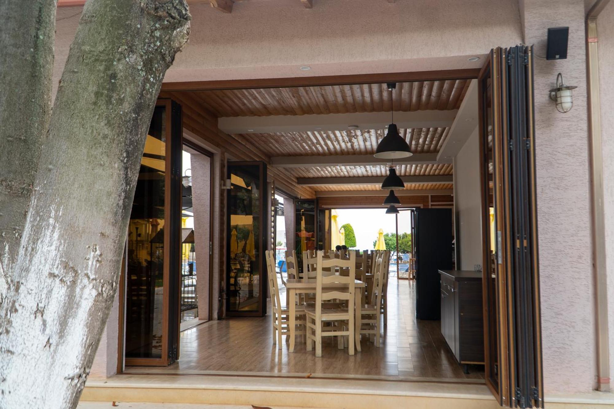 Hotel Mediterrane Sarandë Exterior foto