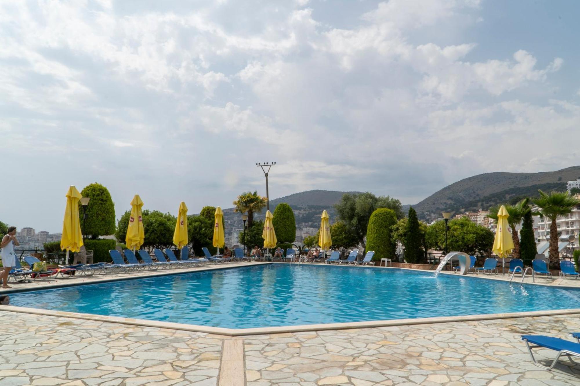 Hotel Mediterrane Sarandë Exterior foto