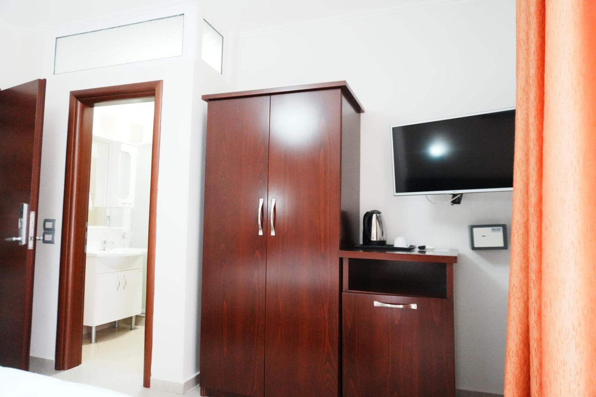 Hotel Mediterrane Sarandë Exterior foto