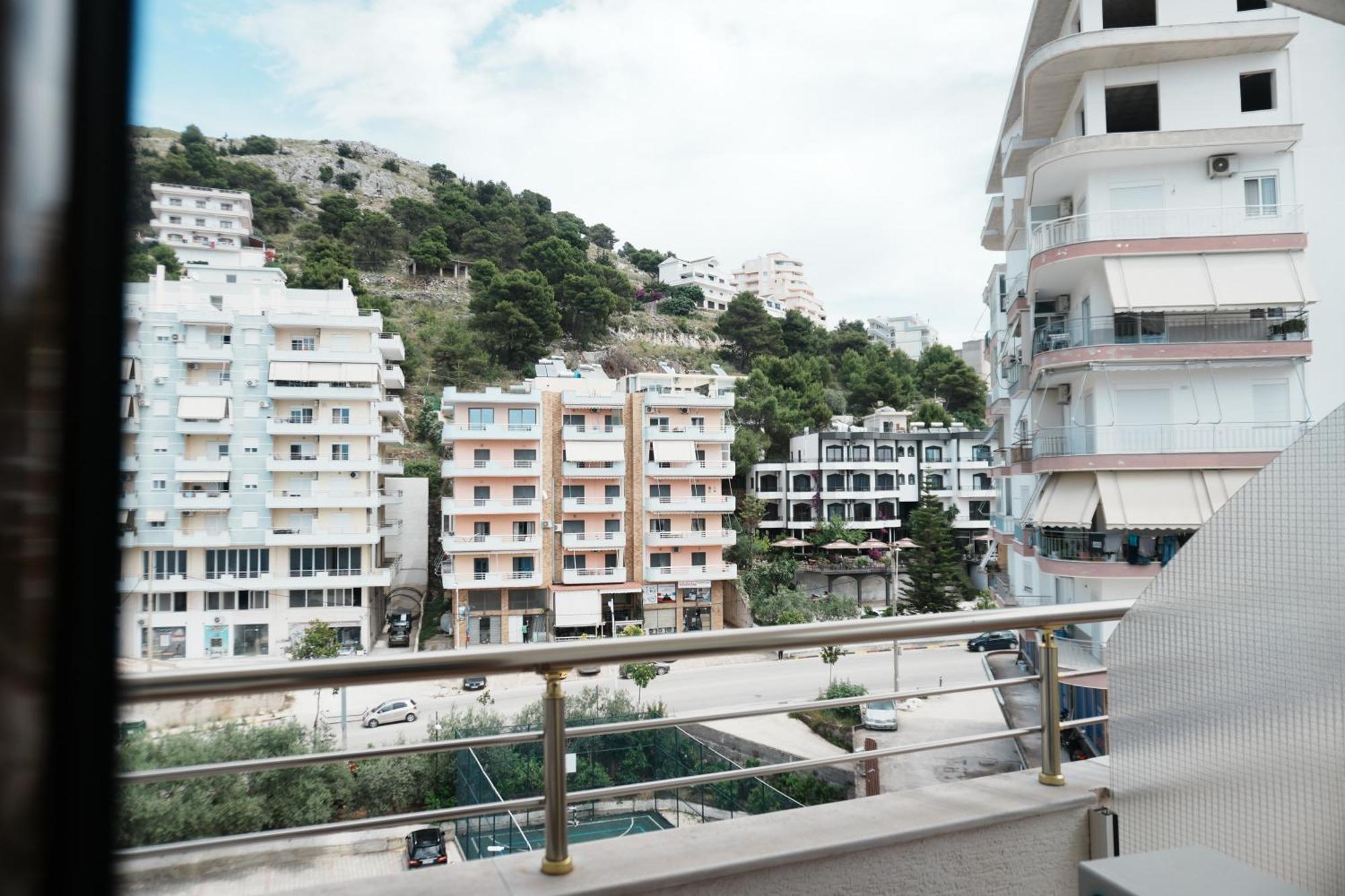 Hotel Mediterrane Sarandë Exterior foto