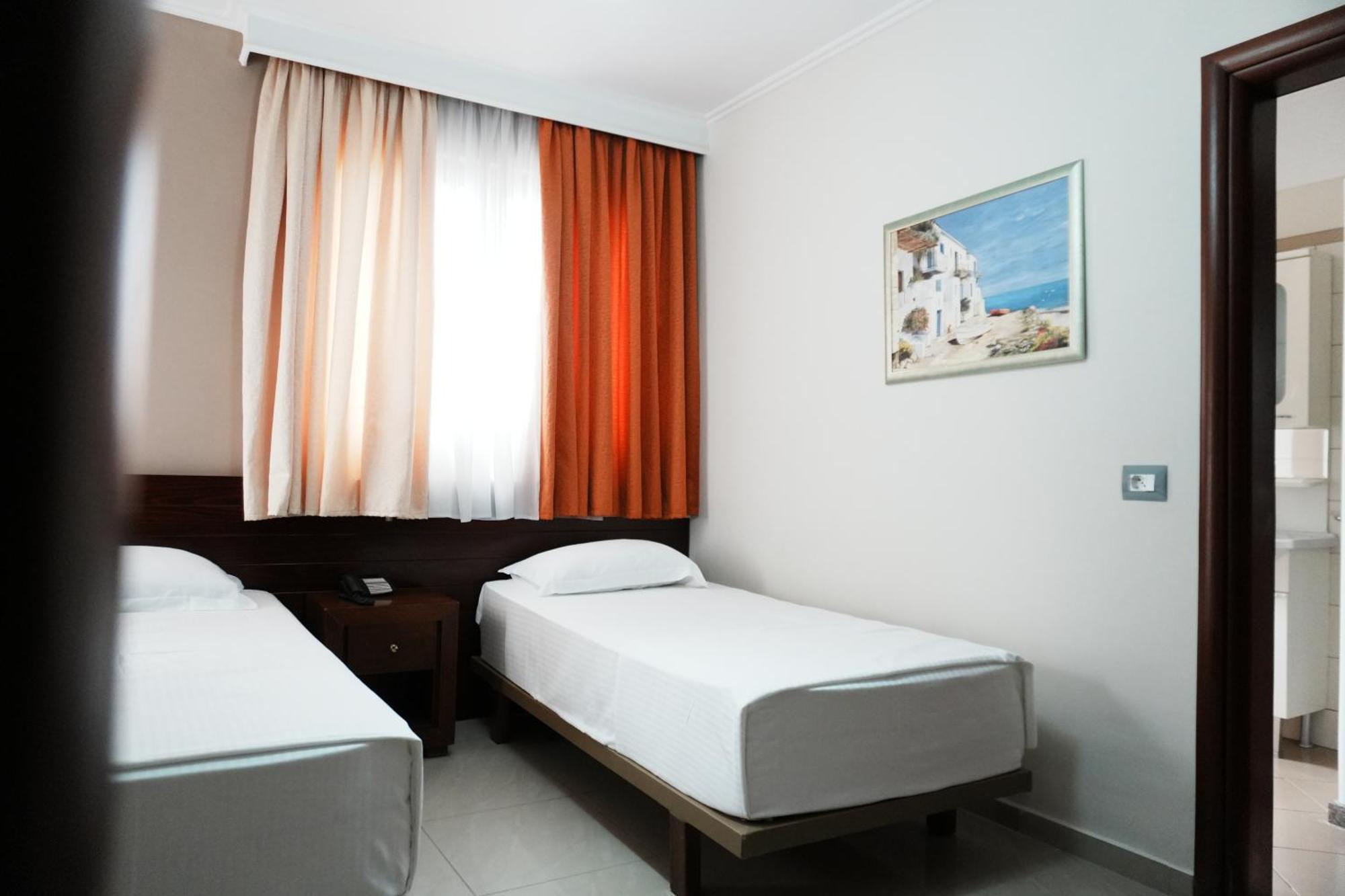 Hotel Mediterrane Sarandë Exterior foto