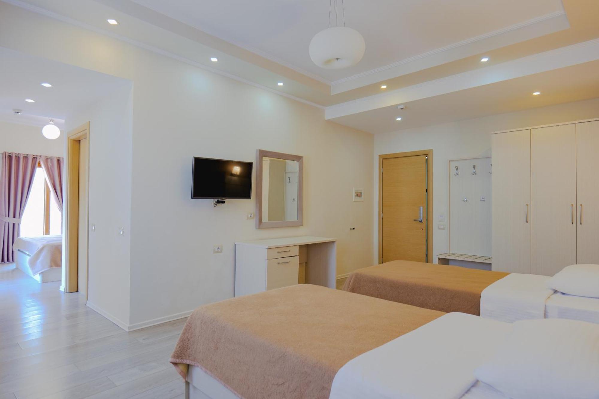 Hotel Mediterrane Sarandë Exterior foto