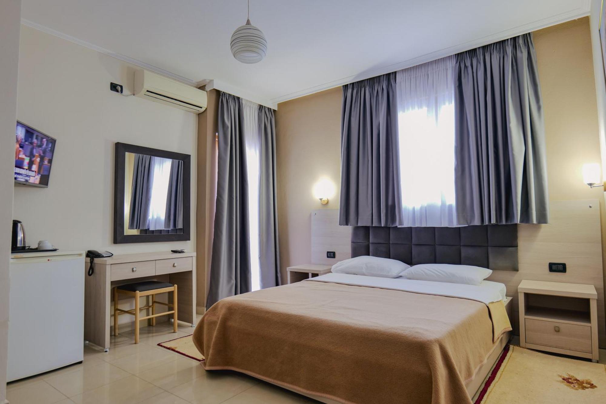 Hotel Mediterrane Sarandë Exterior foto