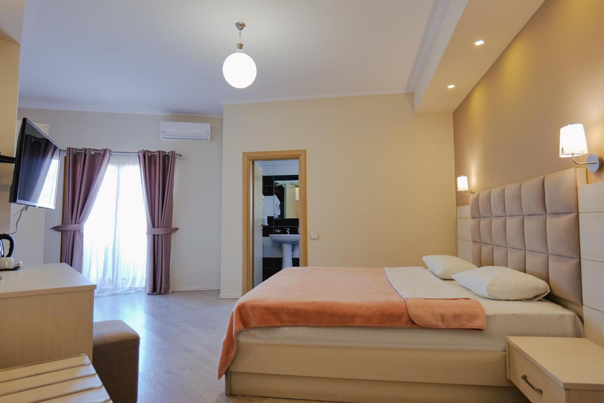 Hotel Mediterrane Sarandë Exterior foto