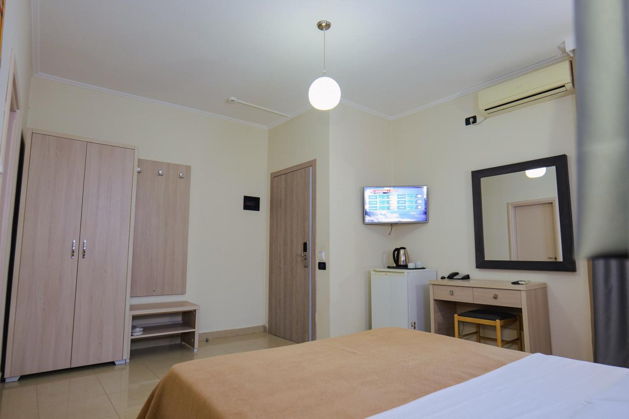 Hotel Mediterrane Sarandë Exterior foto